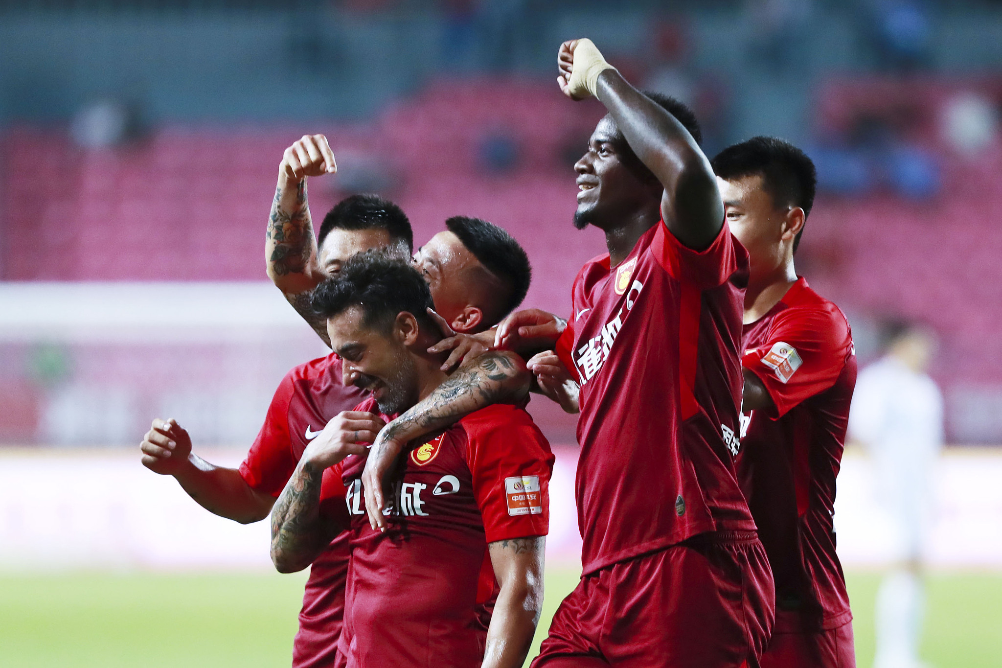 的坚韧与突 的坚韧与突